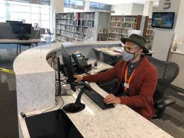 public computing 2.jpg librarian Dominic Davis at the Pinney Reference Desk